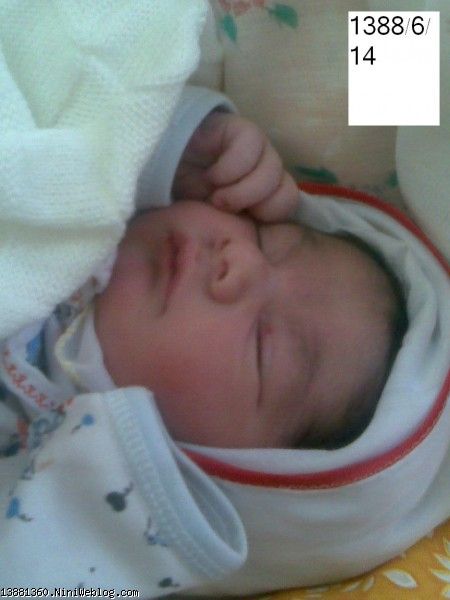 علی در بدو تولد در بیمارستان