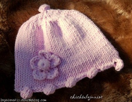 کلاه Crocheted برای یک نوزاد در صورتی نرم را با یک پروانه زیبا