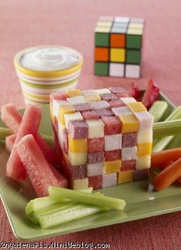 تزیین هندوانه شماره پنج / مکعب روبیک Rubik’s Cube Salad پنجمین مدل تزیین هندوانه جشنواره یلدا ی دنیای نفیس، تزیین هندوانه و سایر میوه ها به شکل مکعب روبیک است. این تزیین به خلاقیت شما و میوه هایی که در دسترس است، بستگی دارد. روش آسانی است، اما زیبایی خاص خودش را دارد.