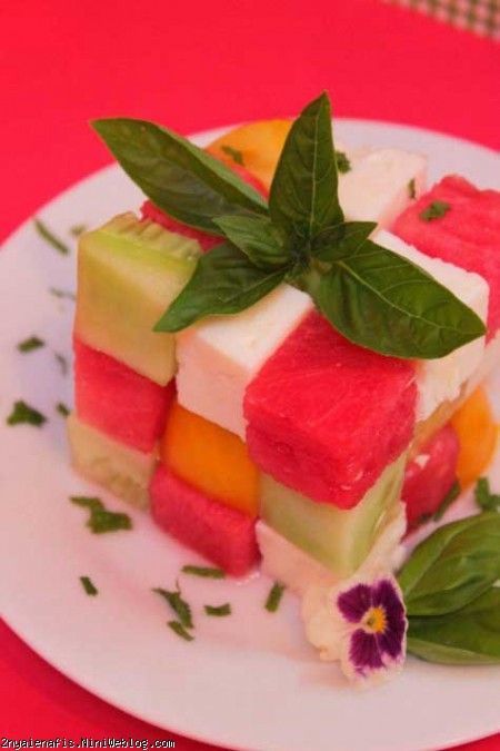 تزیین هندوانه شماره پنج / مکعب روبیک Rubik’s Cube Salad پنجمین مدل تزیین هندوانه جشنواره یلدا ی دنیای نفیس، تزیین هندوانه و سایر میوه ها به شکل مکعب روبیک است. این تزیین به خلاقیت شما و میوه هایی که در دسترس است، بستگی دارد. روش آسانی است، اما زیبایی خاص خودش را دارد.