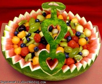 آموزش تصویری گام به گام تزیین هندوانه به شکل سبد زیبا با دسته ای از طرح قلب پر از میوه در ادامه مطلب...