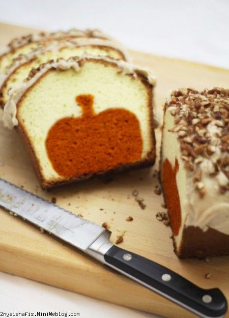آموزش کیک سیب قهوه ای طرز تهیه سیب درون کیک روش درست کردن کیکی که داخل آن رنگی متفاوت با بیرونش داشته باشد،  امروز شما را با درست کردن کیکی آشنا می کنم که در هر برش آن یک سورپرایز وجود دارد. یک کیک زیبا و غافلگیر کننده که احتمالاً هر کس آن را ببیند روش تهیه کیک را از شما خواهد پرسید. peekaboo pumpkin pound cake