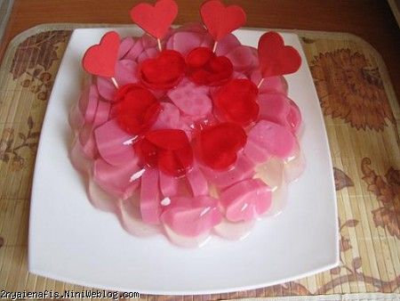 قلب پشت لباس آوینا + گل سر قلبی تولد 1000 روزگی پرنسس آوینا با تم قلب ولنتاین جشن روز عشق 