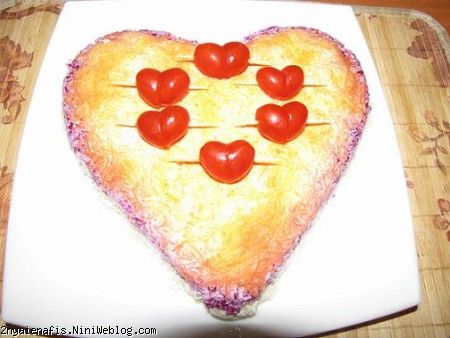 سالاد قالبی قلبی با گوجه قلبی قلب پشت لباس آوینا + گل سر قلبی تولد 1000 روزگی پرنسس آوینا با تم قلب ولنتاین جشن روز عشق 