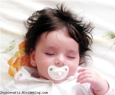 استفاده از پستانک در نوزادان پسر موجب اختلال در تکامل عاطفی آنها می شود، زیرا با استفاده از این وسیله آنها نمی توانند احساسات خود را از طریق حرکات صورت بیان کنند.