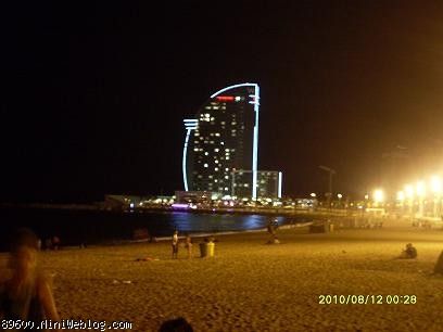 ساحل بارسلون در شب