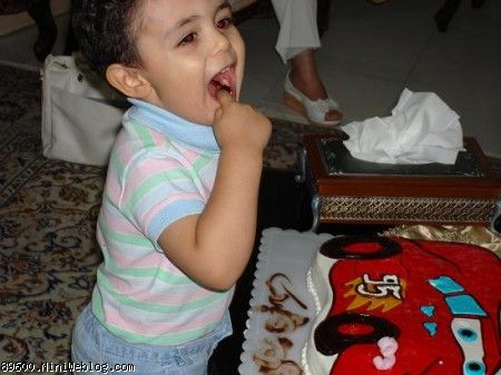 سهند در حال انگشت زدن به کیک سه سالگیش
