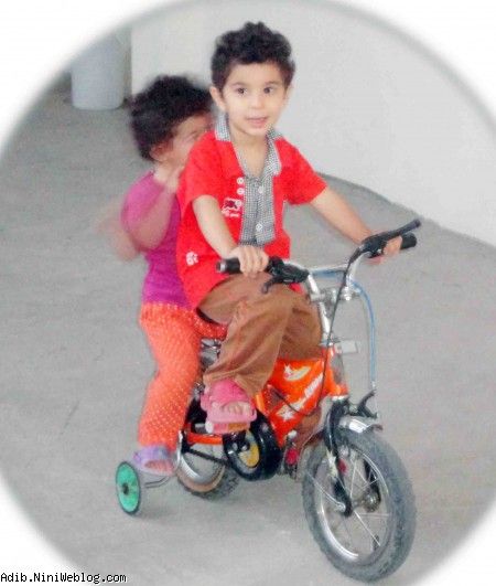 ادیب و اژین در حال دوچرخه سواری 