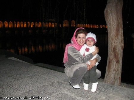 آیسا و مامانی در اصفهان ( برای عید که به سمت تهران می رفتیم یک روز تو اصفهان موندیم که خیلی هم خوش گذشت)