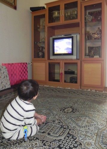 علی در حال تماشای تی وی