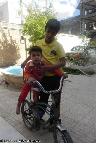 علی و آریا در حال دوچرخه سواری