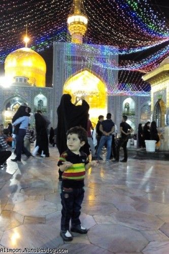 دستهای کوچیک علی به دامن امام رضاست