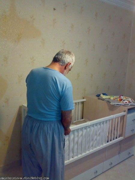 پدربزرگ در حال آماده سازی تخت