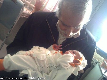 عکس امیر حسین 20 ساعت پس از تولد تو بیمارستان در آغوش آقاجون در حال گفتن اذان در گوش امیر حسین