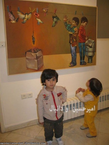 امیر حسین و دانیال در نمایشگاه ـ امیرحسین در حال دیدن نقاشی استاد