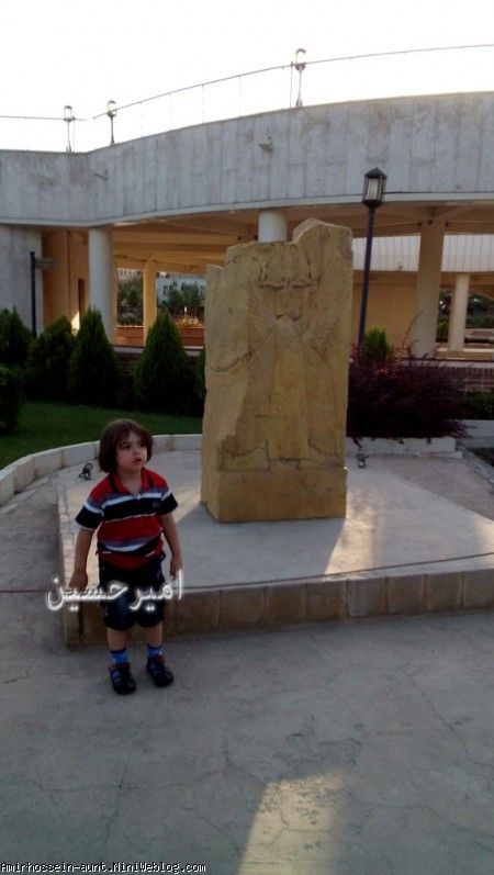 امیرحسین در باغ موزه مینیاتور