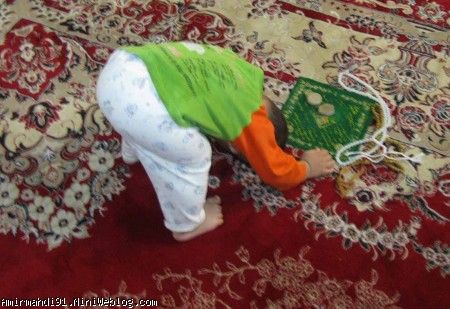 امیرمهدی در حال نماز خواندن