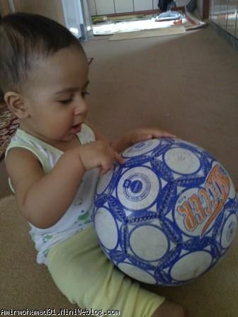 امیر محمد در حال بررسی توپ فوتبال