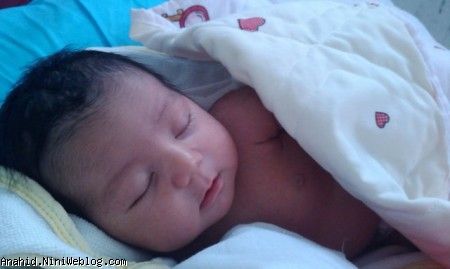 آناهید تو بیمارستان وقتی 5 روزش بود، بعد از شیر دادن تو بغلم مثل فرشته ها خوابیده بود