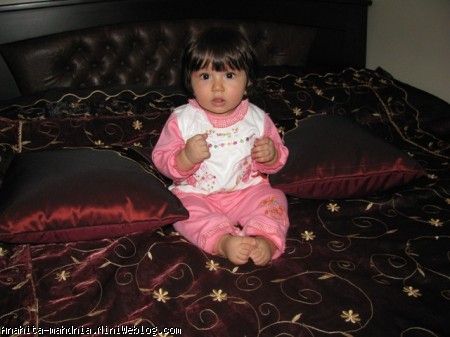 آناهیتا روی تخت مامان و بابا