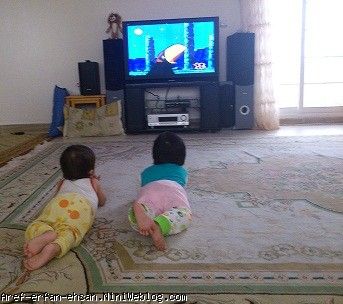 عارف و عرفان در حال تماشای کارتون سند باد