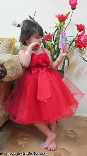 آریانا با لباس قرمز زیباش