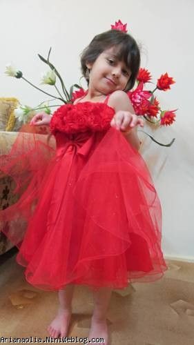 آریانا با لباس زیبای قرمزش