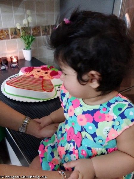 آریسا خانم در کنار کیک تولدش