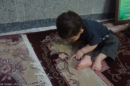 آرشام در حال نماز خوندن 