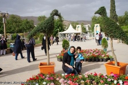 آرشام و مامان در باغ ارم