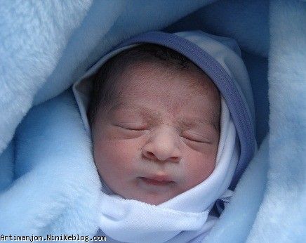 این اولین عکس پسر نازمون که بابای تو بیمارستان یک ساعت بعد از تولدش ازش گرفته