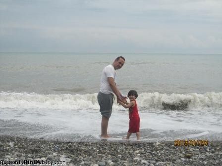 رادین و باباجونش در حال تماشای دریا