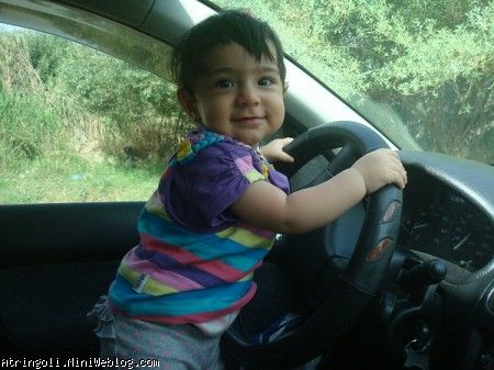 آترین مشغول رانندگی