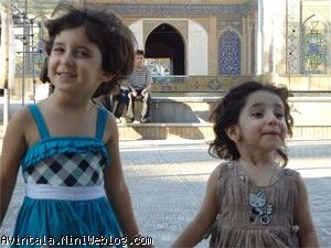 عکسی که تابستون پارسال تو حیاط مسجد جامع سمنان ا زتو و دختر عموت روژین گرفتیم 