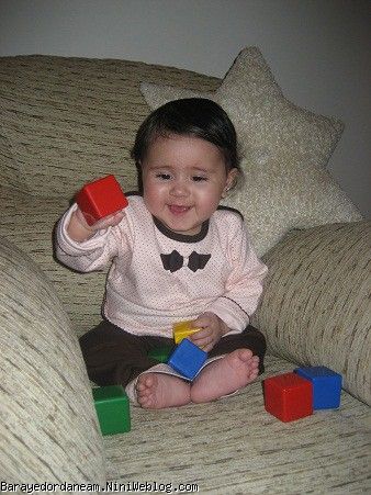مهرسا در حال بازی با مکعب های رنگی 