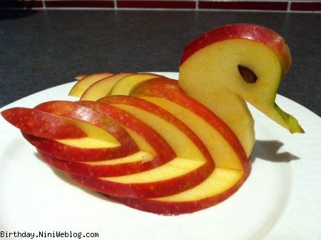 آموزش میوه آرایی با سیب به شکل قو
