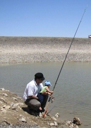 دانیال و بابایی مشغول ماهیگیری از سد