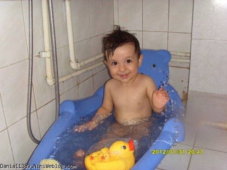 دانیال موقع آب بازی تو حمام 
