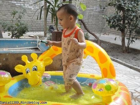 دانیال تو حیاط مامانی در حال آب بازی