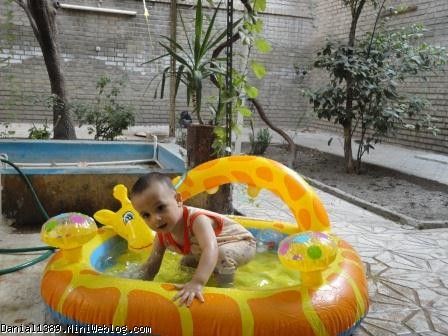 دانیال تو حیاط مامانی در حال آب بازی
