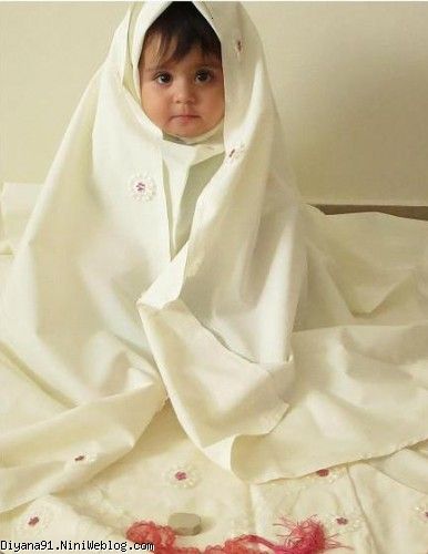 دخترم در سجاده با چادر نماز چقدر زیباست امیدوارم همیشه در پناه خدا باشی
