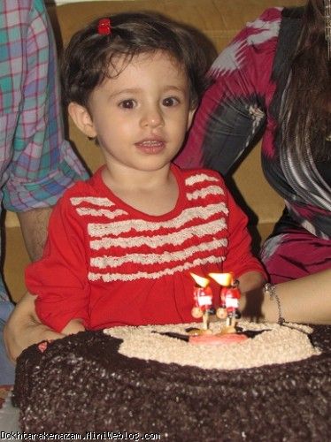 آوین در کنار کیک تولد 2 سالگی 