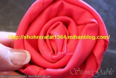 تزیین دستمال سفره به شکل گل رز