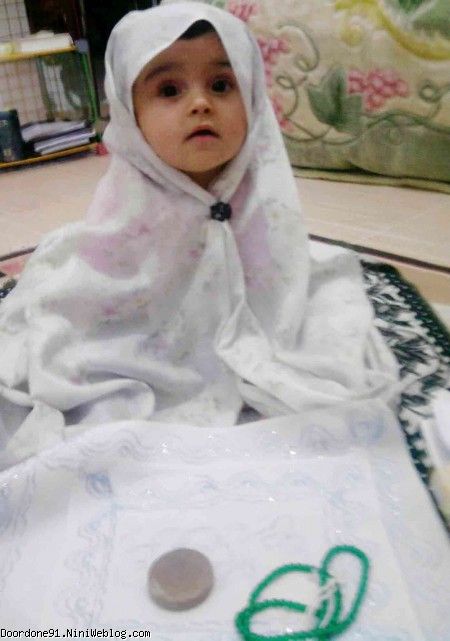 سایماه در حال نماز خوندن
