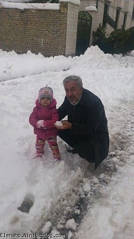 النا جون و بابایی در برف بازی