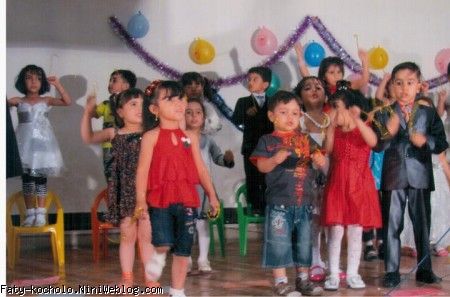 مراسم اجرای سرود در جشن پایان سال مهدکودک