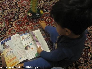 مهبد در حال ورق زدن مجله شهرزاد 