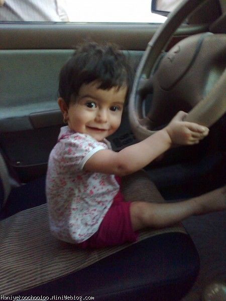 حانیه کوچولو در حال رانندگی