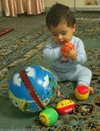حسنا در حال توپ بازی