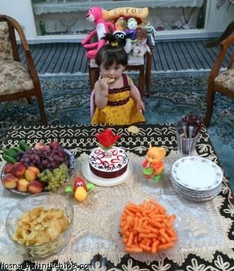 حسنا در حال چیپس خوردن